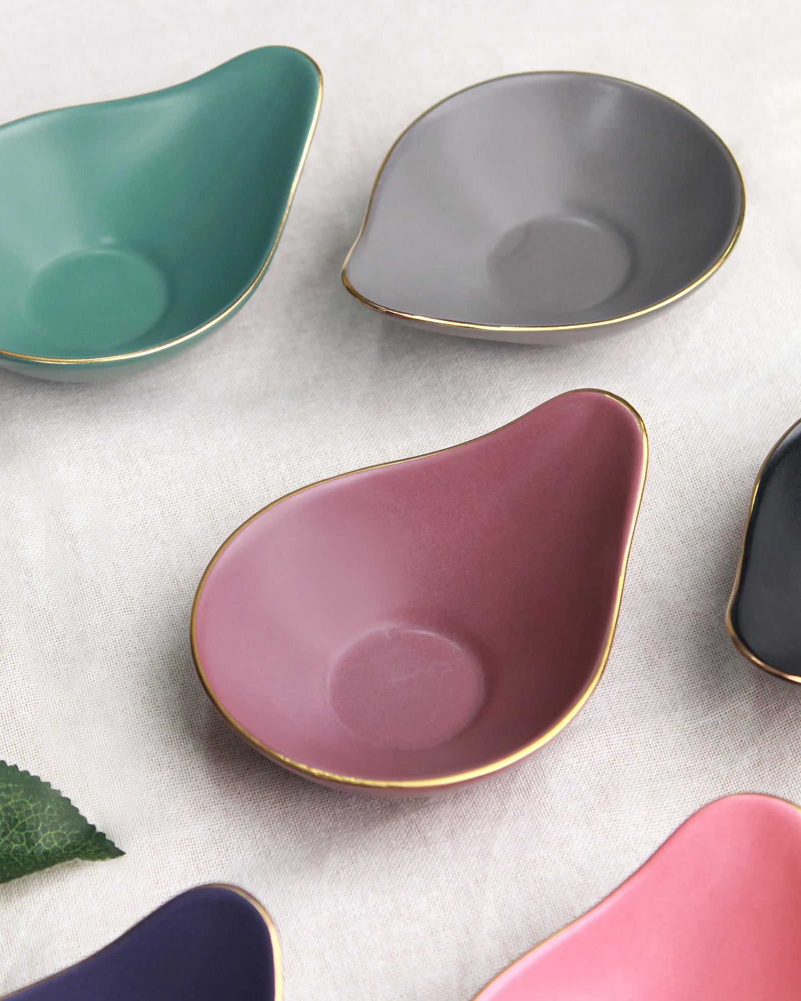 Mix colors || Bloom Vegas Deep Acute Shaped Dish - Set of 6